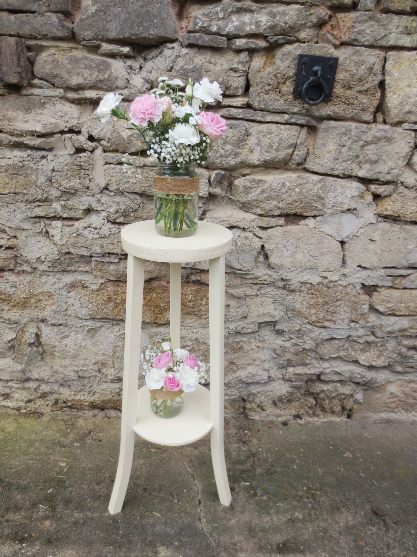 Blumenhocker in creme aus Holz im Vintagestyle zum Mieten für